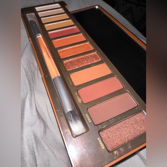 NEW Urban Decay Naked palette in Heat - Picture 2 of 4